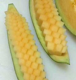 小孩吃蜜瓜素材,小孩畅享蜜瓜美味时光