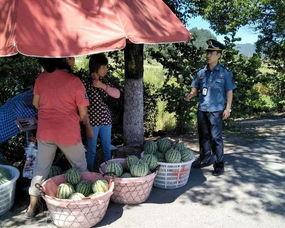 农民吃瓜群众躺路边,揭示农村生活现状的生动写照