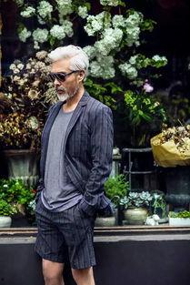 红衣服大叔吃瓜