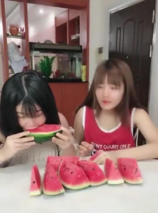 妹子比赛吃瓜,妹子们的吃瓜盛宴